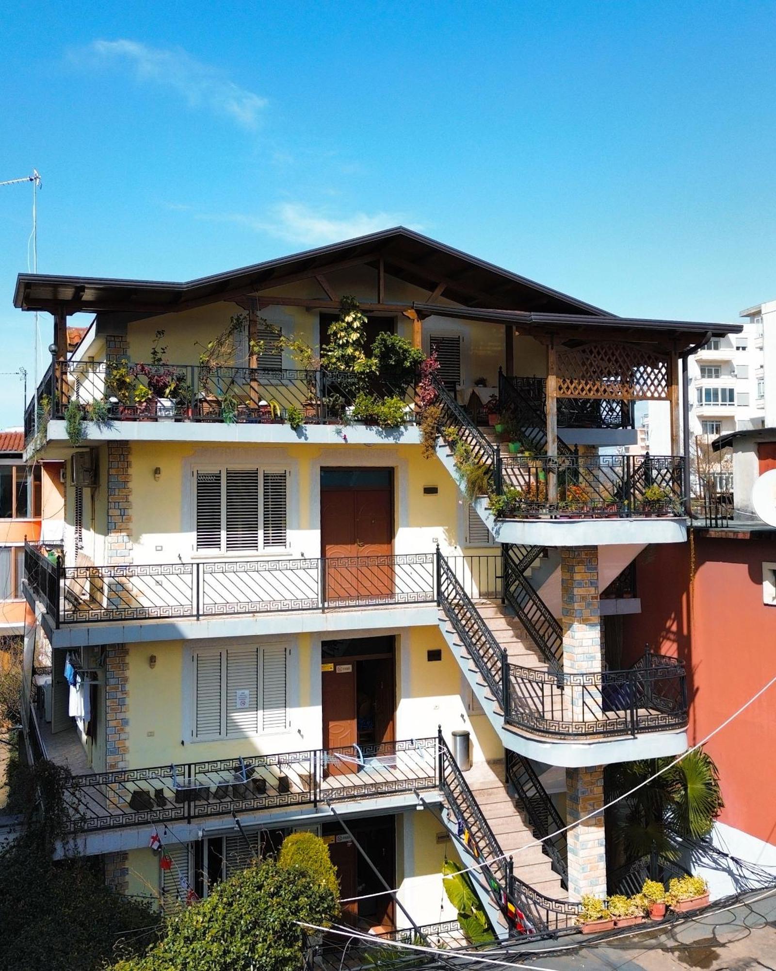 Albergue & Day Tours
