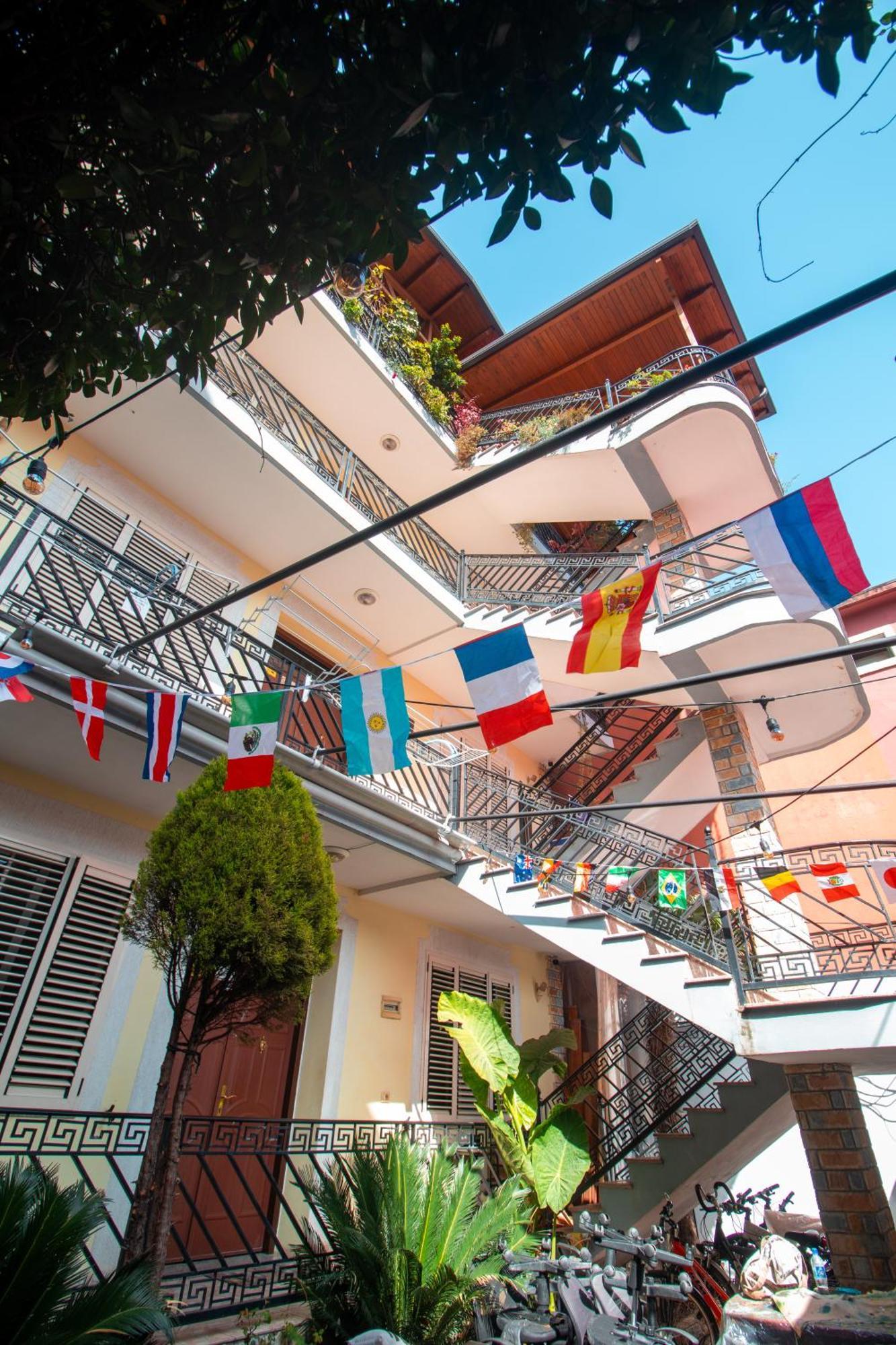 Albergue & Day Tours