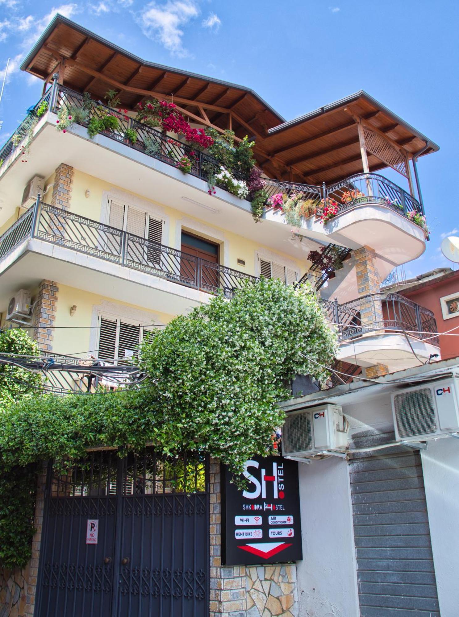 Albergue & Day Tours